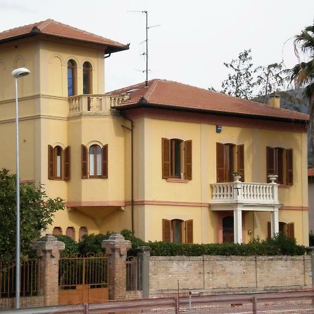 Liberty House Hotel Фолиньо Екстериор снимка